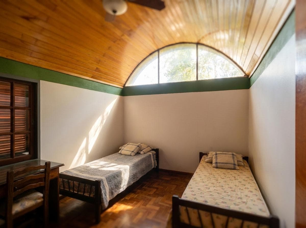 House for sale at 21-a and 453, City Bell. It has a 1,600 m² lot and 250 m² of floor space.