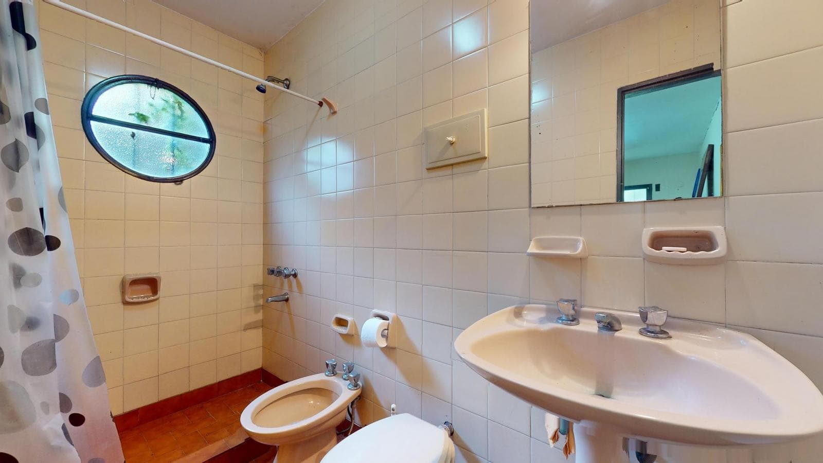 House for sale at 21-a and 453, City Bell. It has a 1,600 m² lot and 250 m² of floor space.