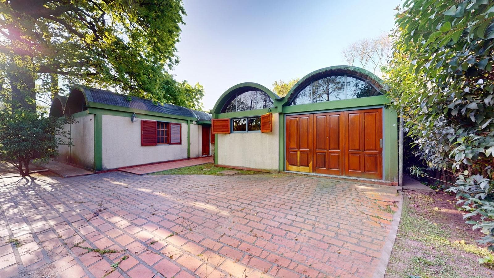 House for sale at 21-a and 453, City Bell. It has a 1,600 m² lot and 250 m² of floor space.