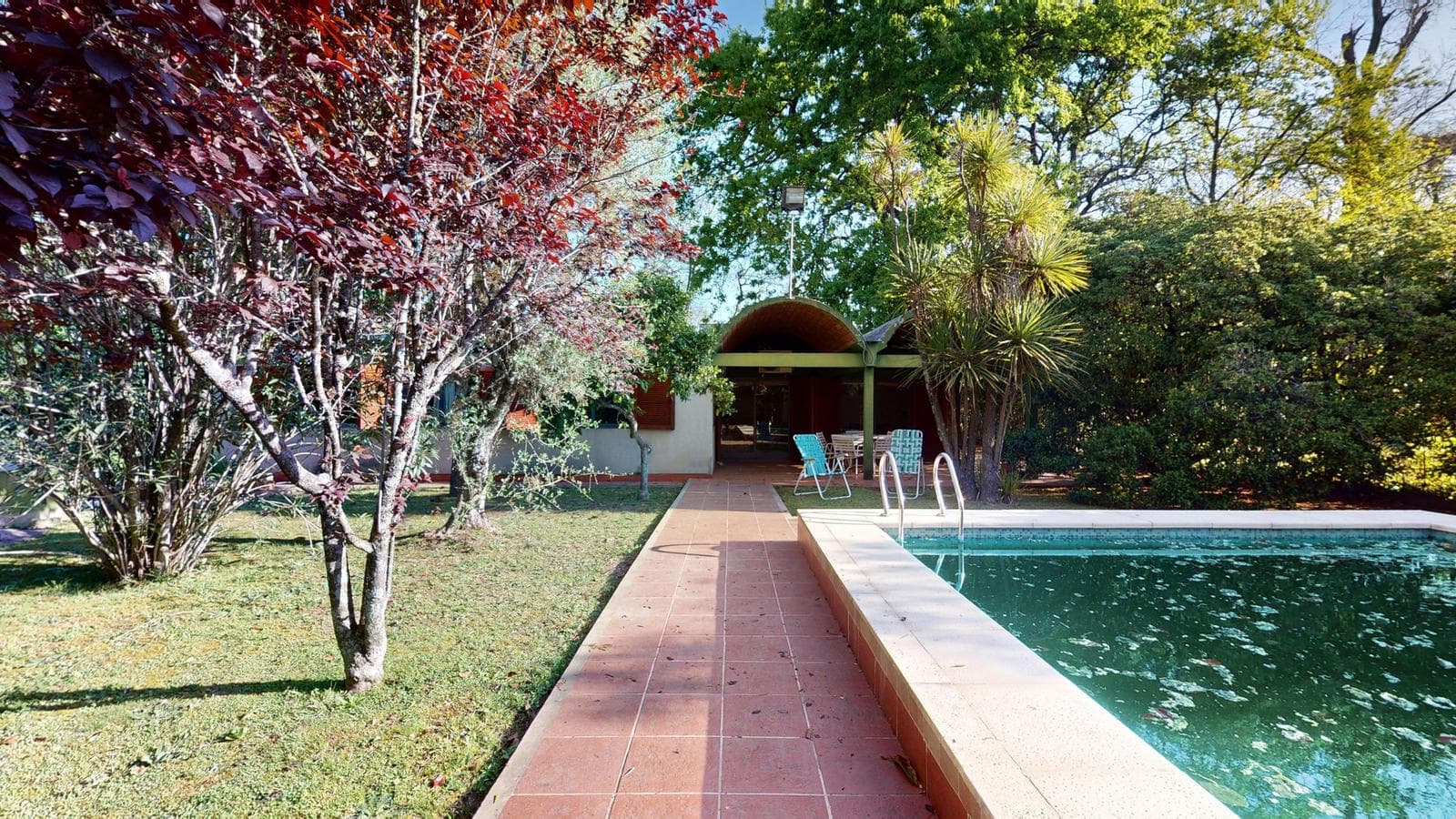 House for sale at 21-a and 453, City Bell. It has a 1,600 m² lot and 250 m² of floor space.