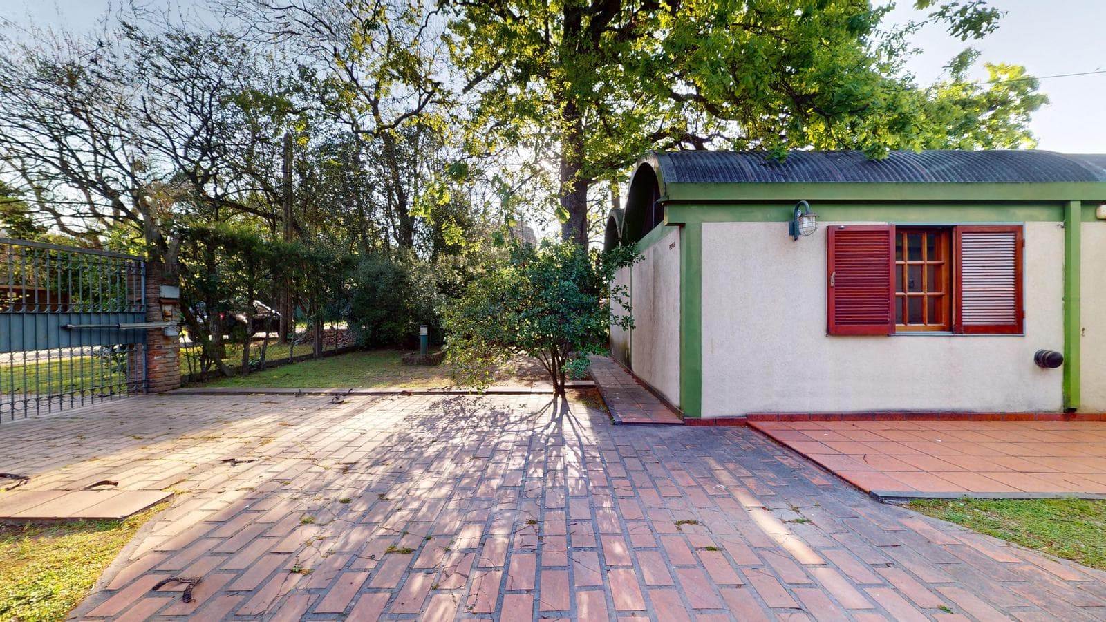 House for sale at 21-a and 453, City Bell. It has a 1,600 m² lot and 250 m² of floor space.
