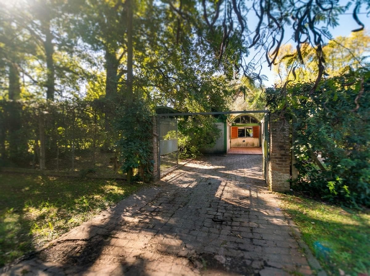 House for sale at 21-a and 453, City Bell. It has a 1,600 m² lot and 250 m² of floor space.