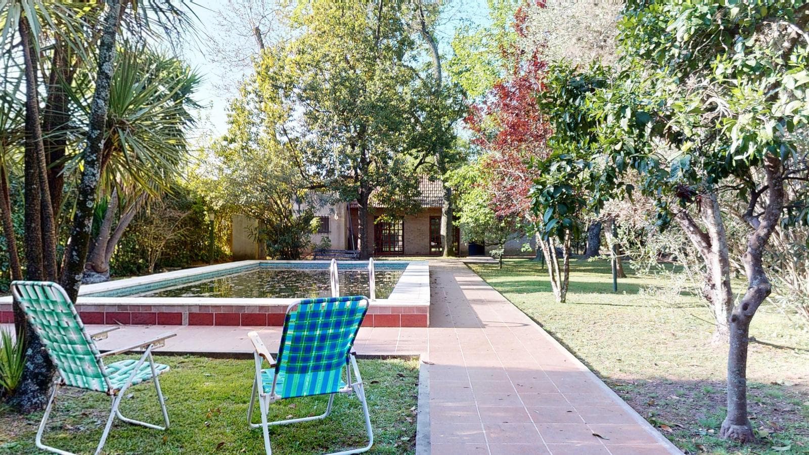 House for sale at 21-a and 453, City Bell. It has a 1,600 m² lot and 250 m² of floor space.