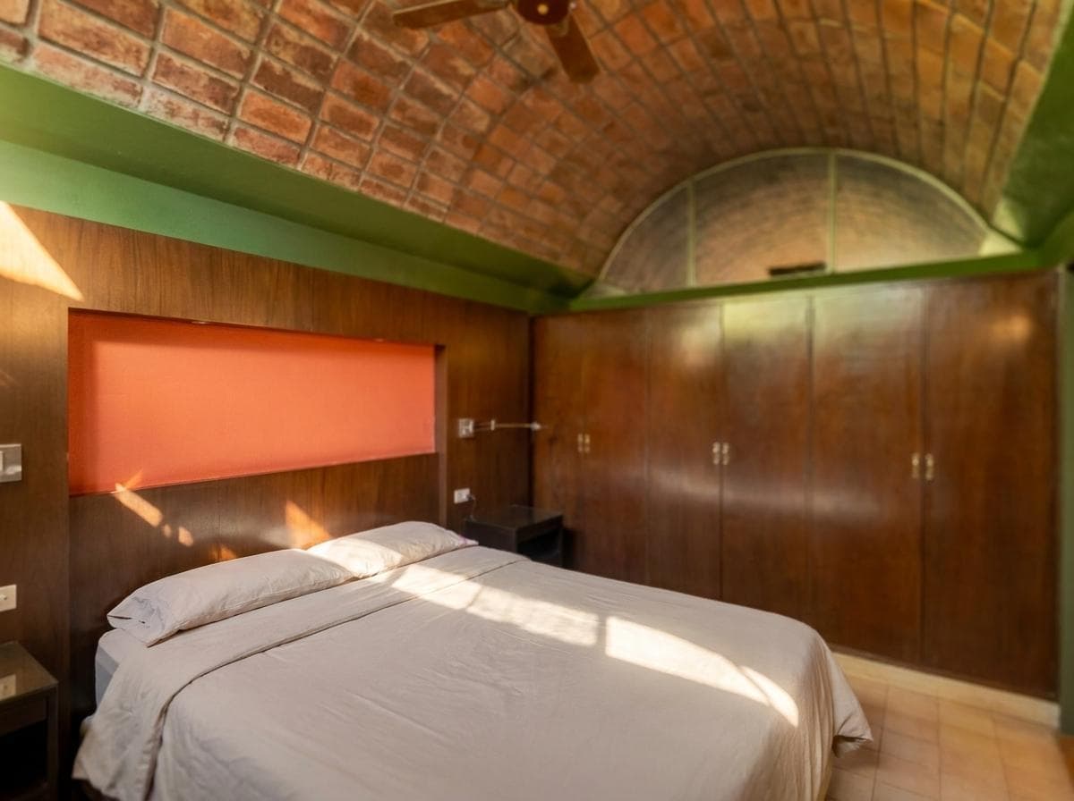 House for sale at 21-a and 453, City Bell. It has a 1,600 m² lot and 250 m² of floor space.