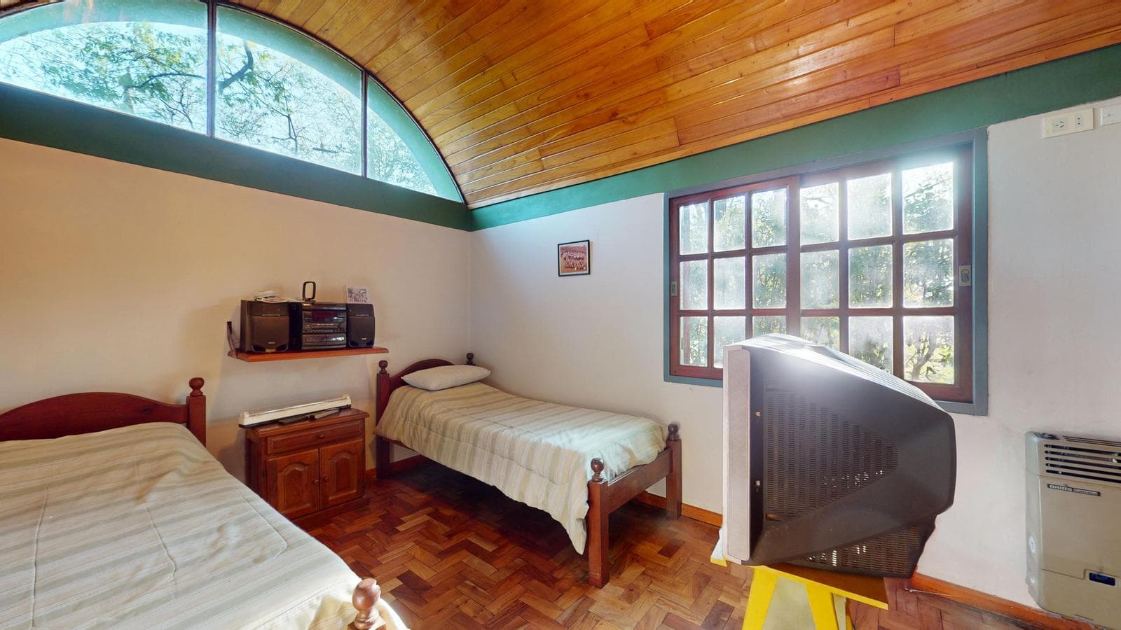 House for sale at 21-a and 453, City Bell. It has a 1,600 m² lot and 250 m² of floor space.