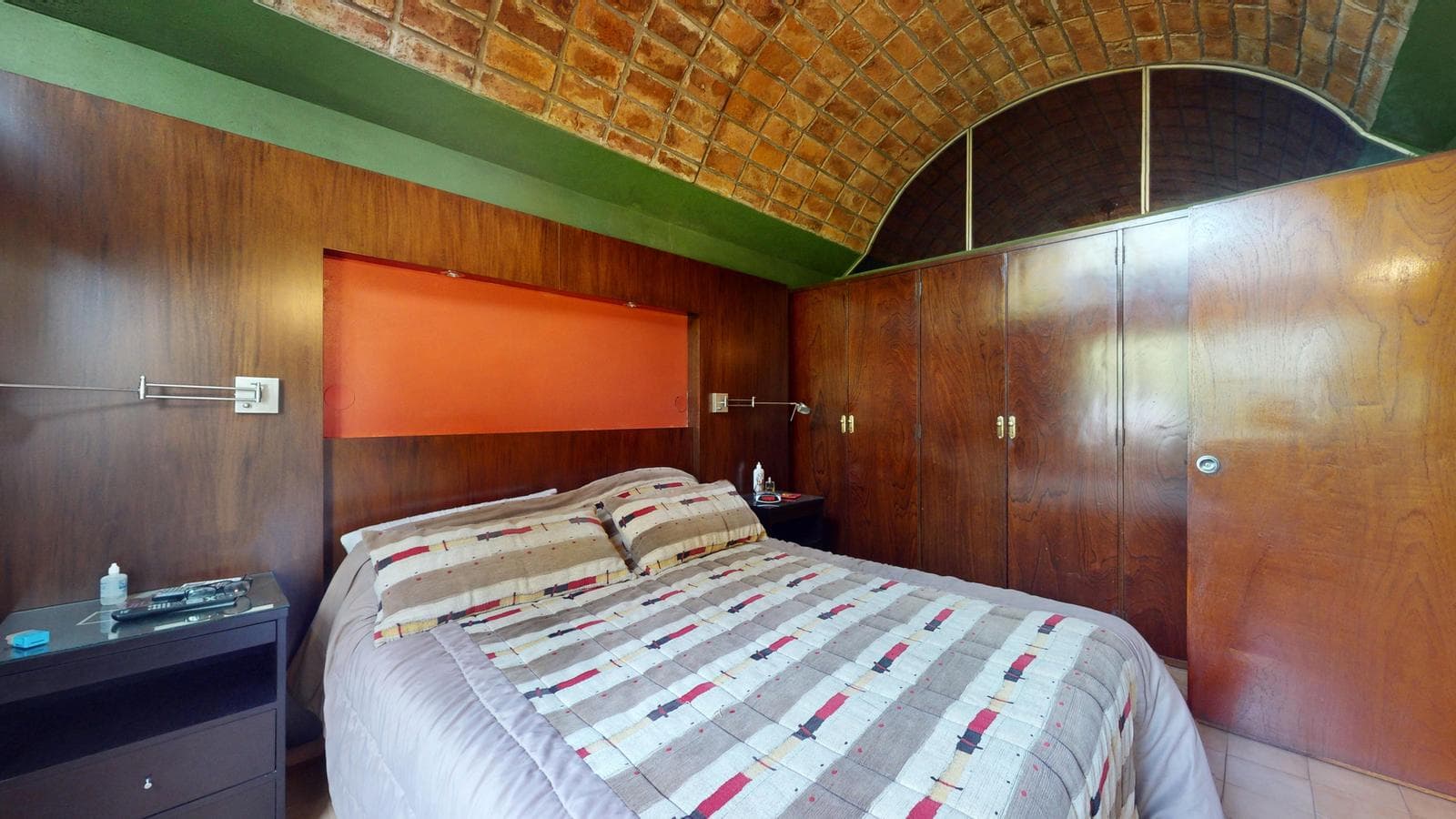 House for sale at 21-a and 453, City Bell. It has a 1,600 m² lot and 250 m² of floor space.