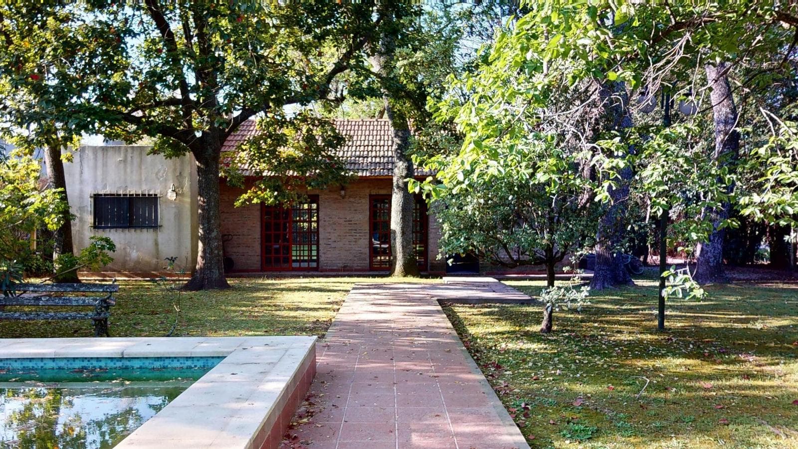 House for sale at 21-a and 453, City Bell. It has a 1,600 m² lot and 250 m² of floor space.