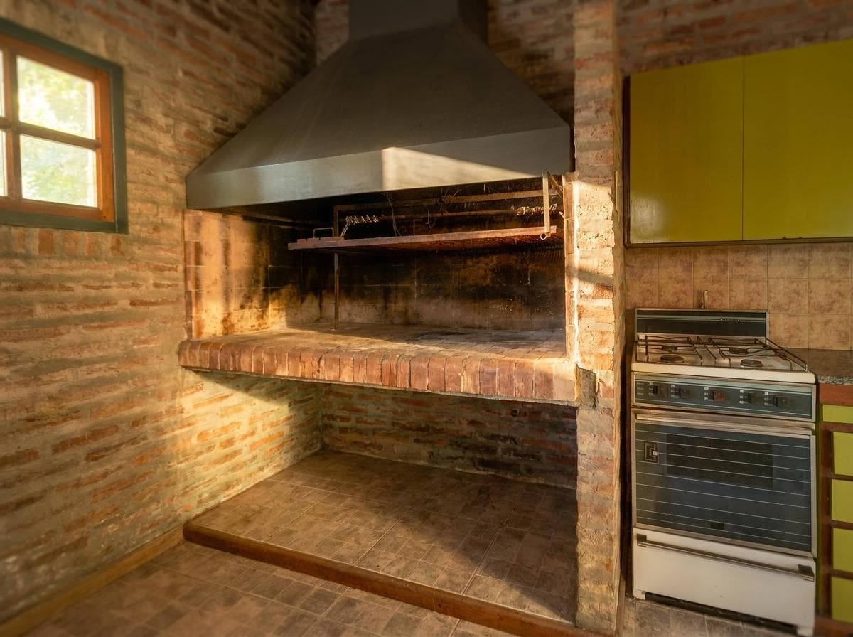 House for sale at 21-a and 453, City Bell. It has a 1,600 m² lot and 250 m² of floor space.