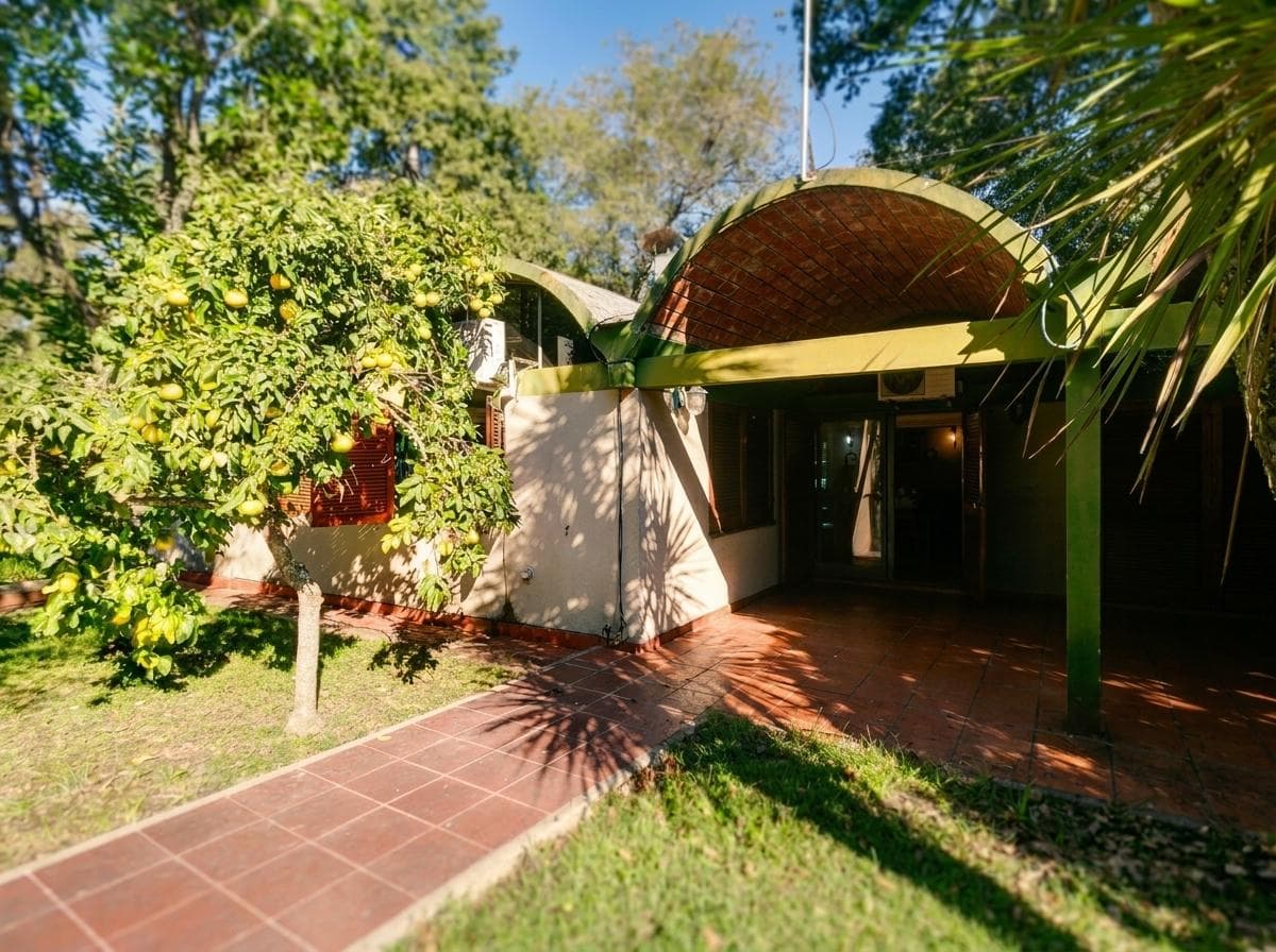 House for sale at 21-a and 453, City Bell. It has a 1,600 m² lot and 250 m² of floor space.