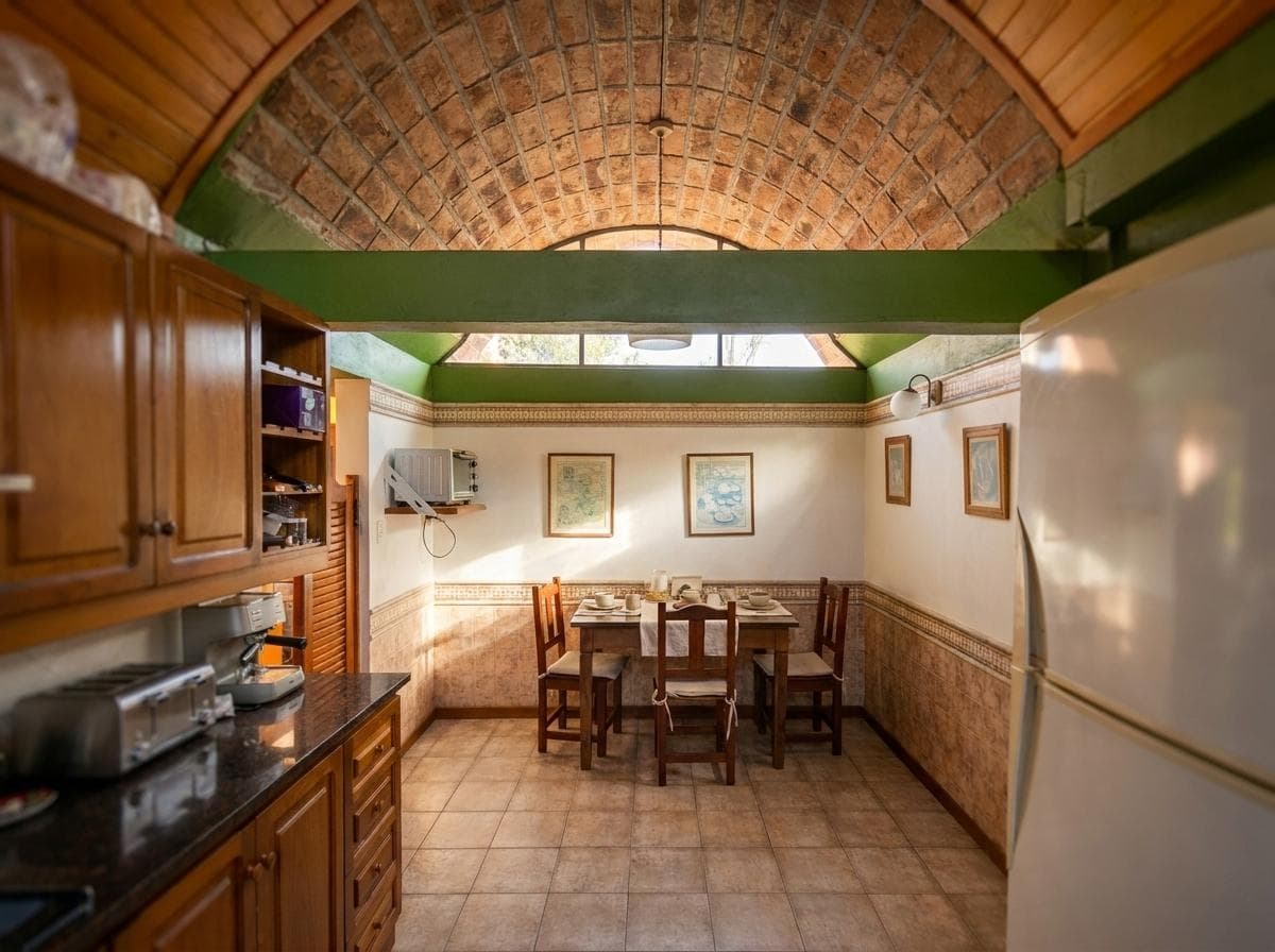 House for sale at 21-a and 453, City Bell. It has a 1,600 m² lot and 250 m² of floor space.