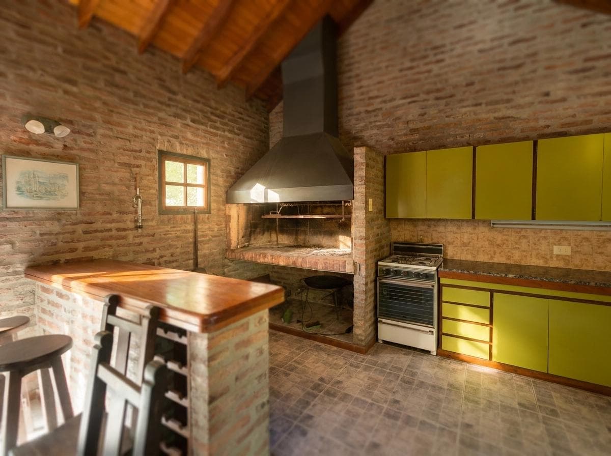 House for sale at 21-a and 453, City Bell. It has a 1,600 m² lot and 250 m² of floor space.