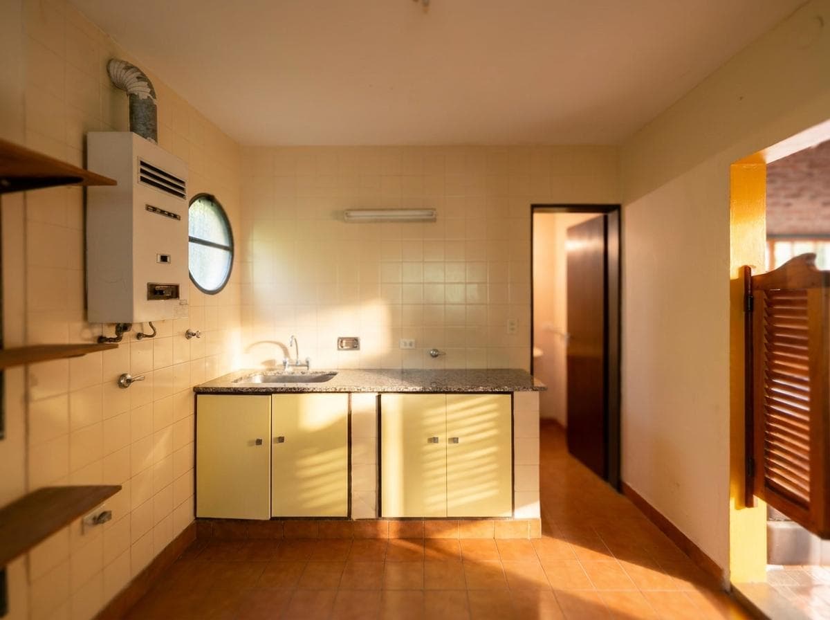 House for sale at 21-a and 453, City Bell. It has a 1,600 m² lot and 250 m² of floor space.