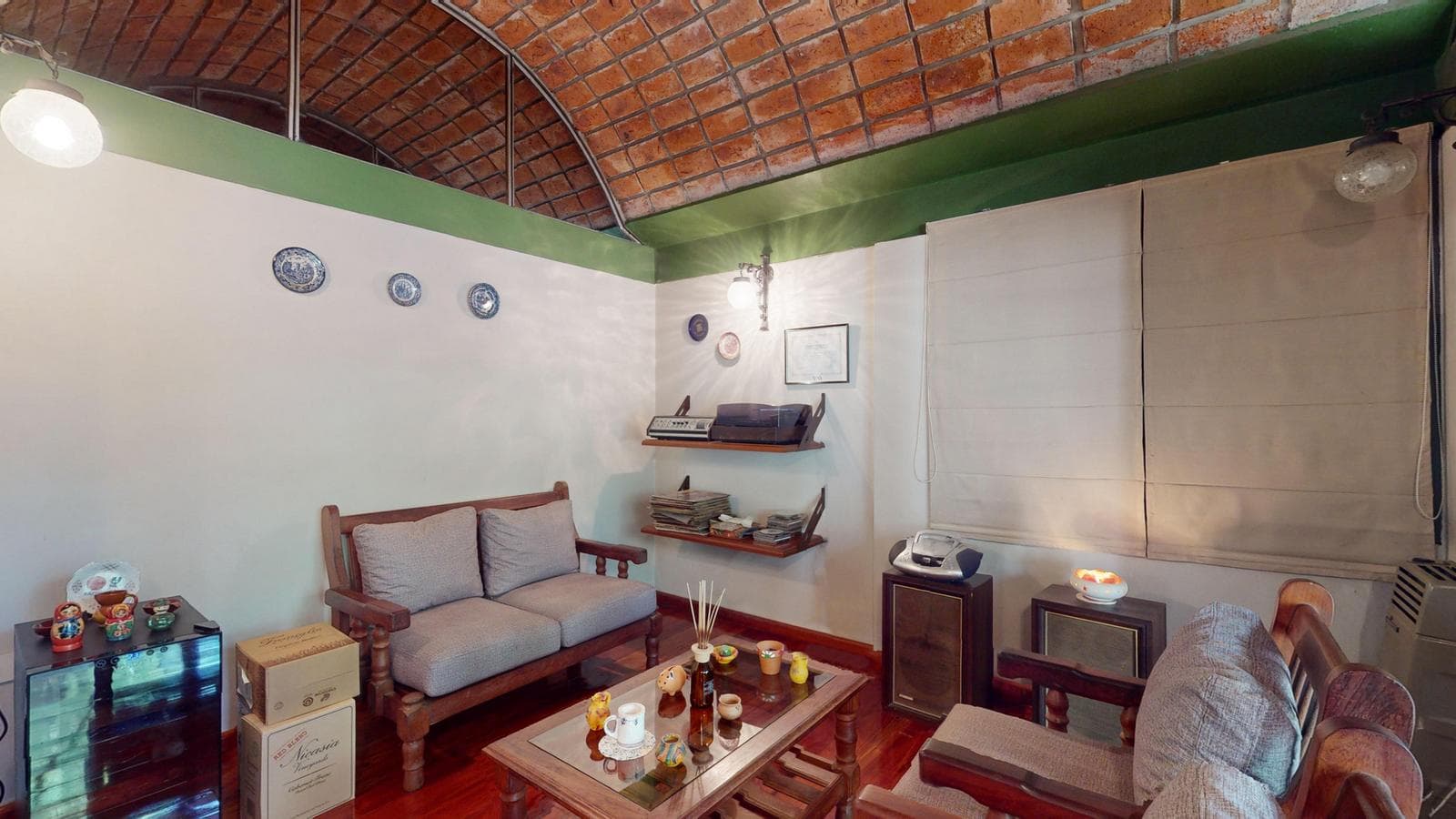 House for sale at 21-a and 453, City Bell. It has a 1,600 m² lot and 250 m² of floor space.