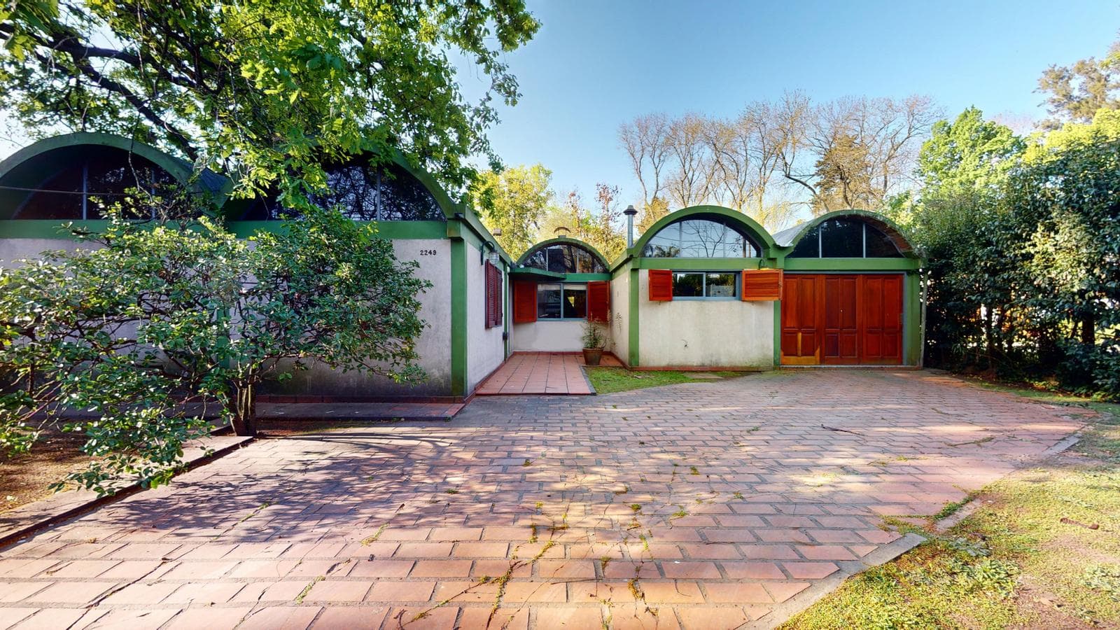 House for sale at 21-a and 453, City Bell. It has a 1,600 m² lot and 250 m² of floor space.