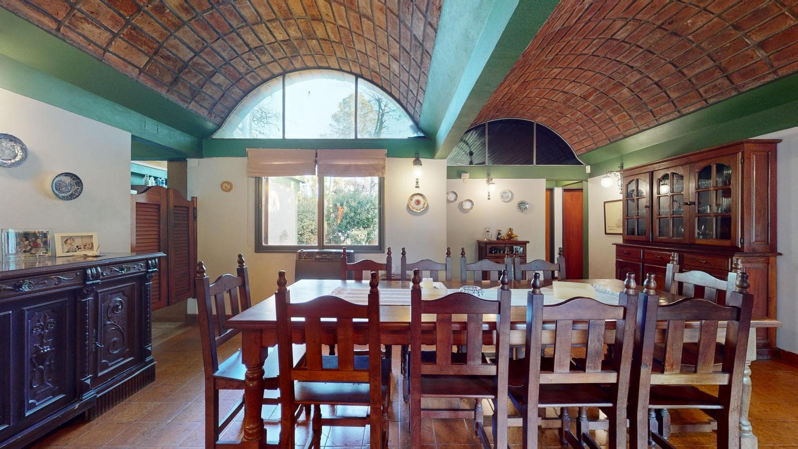 House for sale at 21-a and 453, City Bell. It has a 1,600 m² lot and 250 m² of floor space.