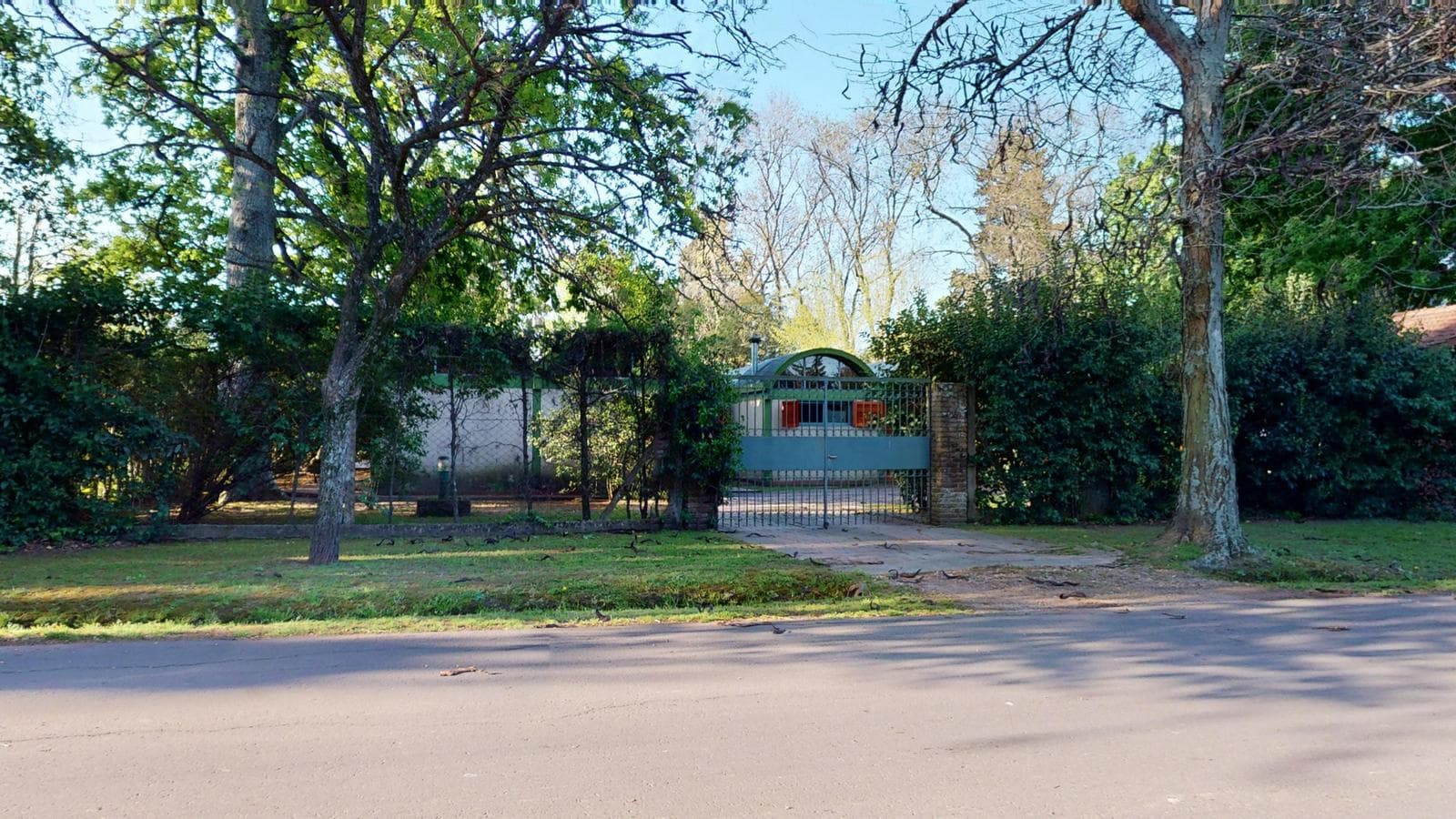 House for sale at 21-a and 453, City Bell. It has a 1,600 m² lot and 250 m² of floor space.