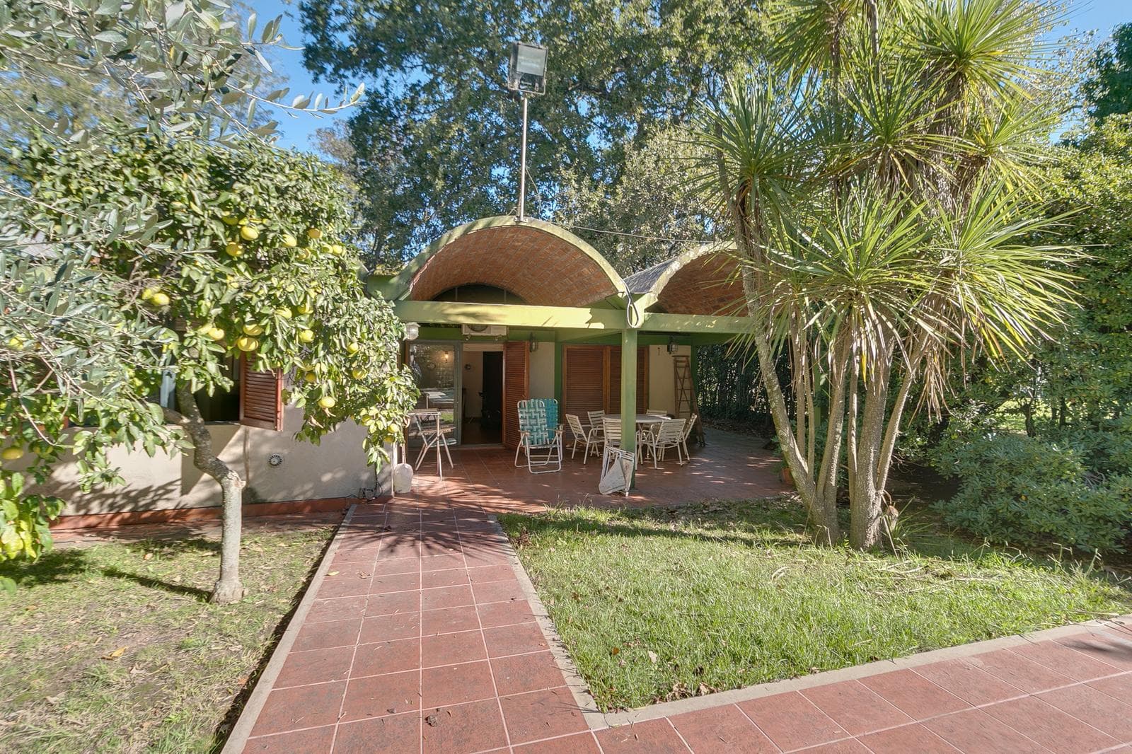 House for sale at 21-a and 453, City Bell. It has a 1,600 m² lot and 250 m² of floor space.
