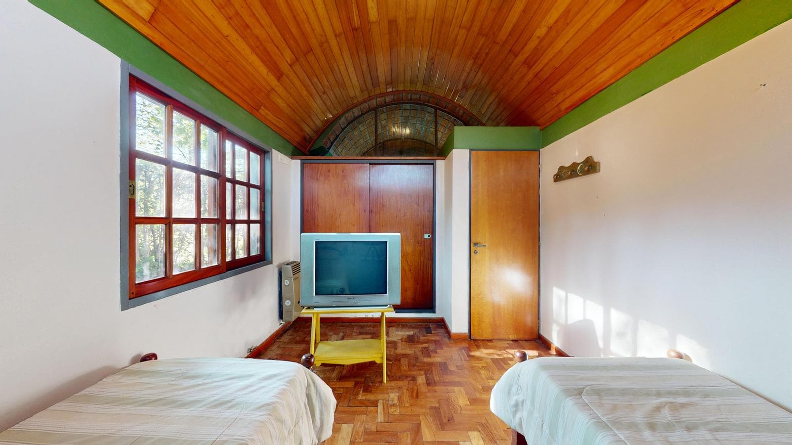 House for sale at 21-a and 453, City Bell. It has a 1,600 m² lot and 250 m² of floor space.