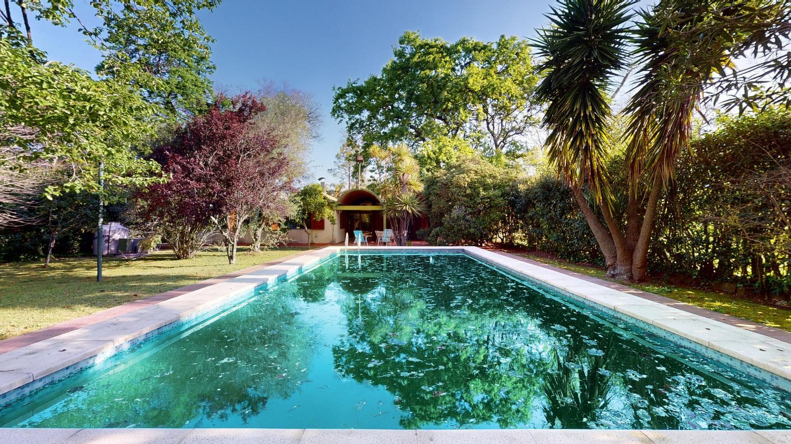 House for sale at 21-a and 453, City Bell. It has a 1,600 m² lot and 250 m² of floor space.