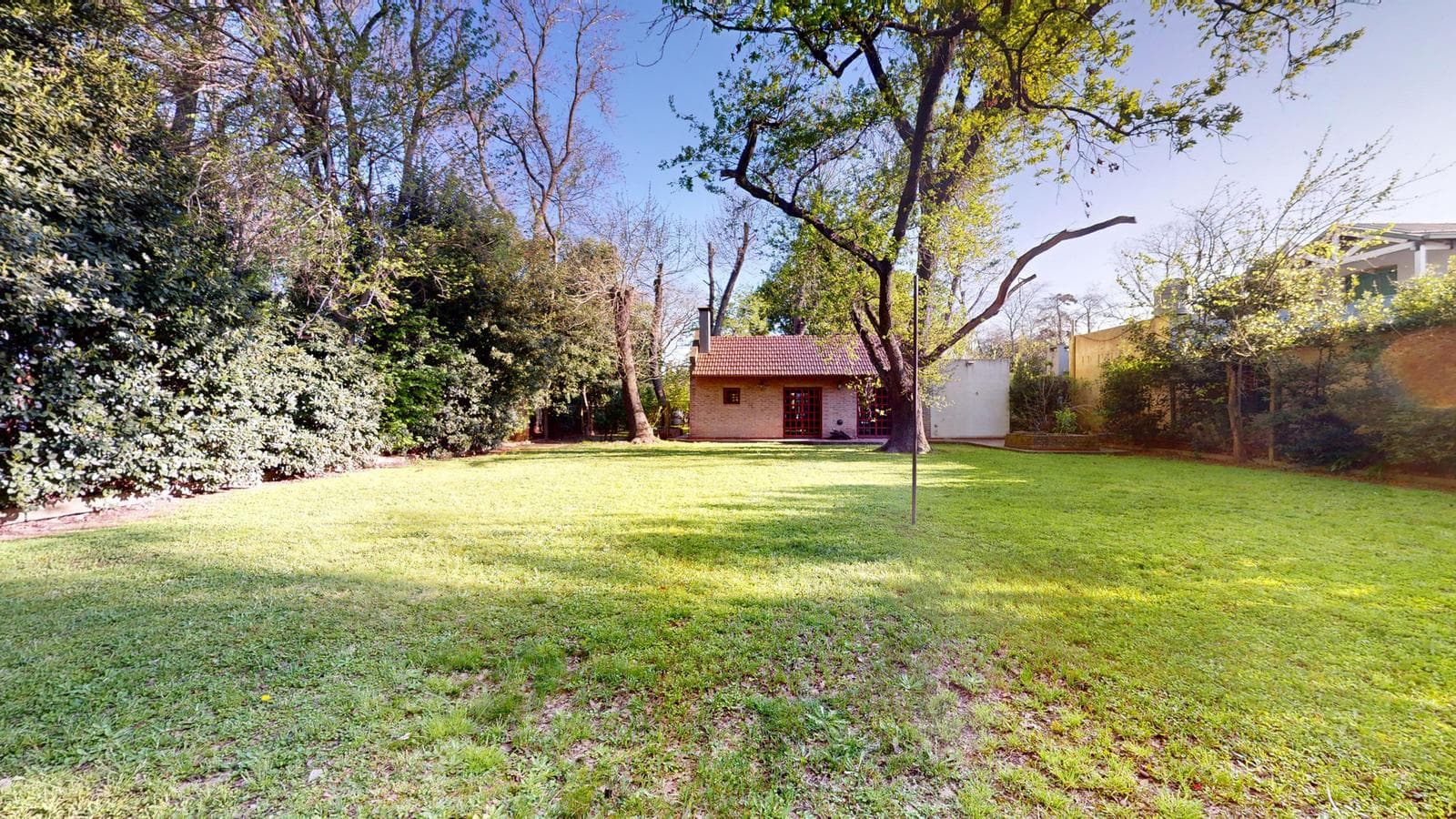House for sale at 21-a and 453, City Bell. It has a 1,600 m² lot and 250 m² of floor space.