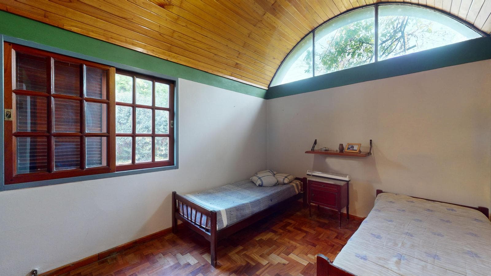 House for sale at 21-a and 453, City Bell. It has a 1,600 m² lot and 250 m² of floor space.