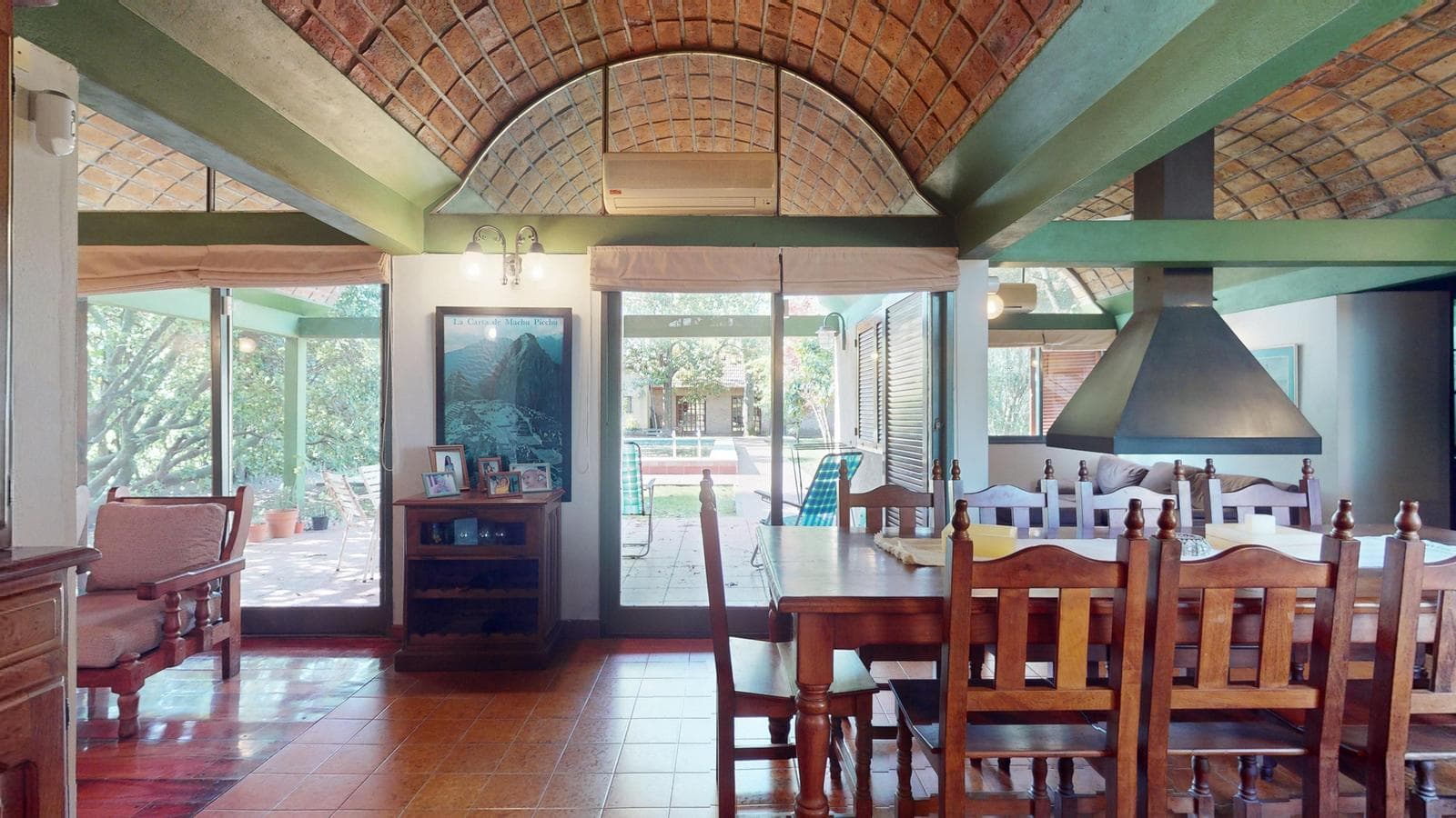House for sale at 21-a and 453, City Bell. It has a 1,600 m² lot and 250 m² of floor space.
