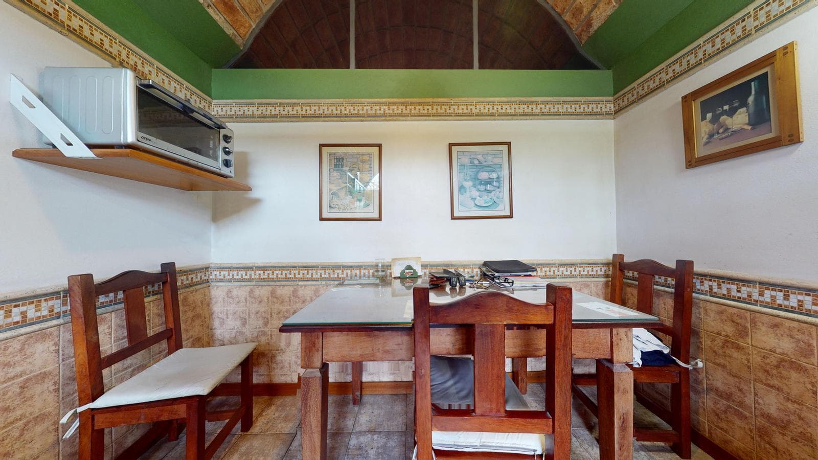 House for sale at 21-a and 453, City Bell. It has a 1,600 m² lot and 250 m² of floor space.