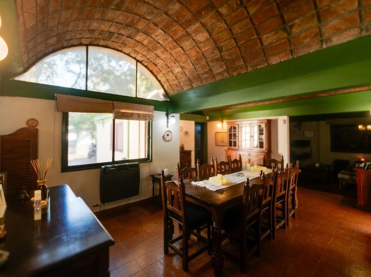 House for sale at 21-a and 453, City Bell. It has a 1,600 m² lot and 250 m² of floor space.