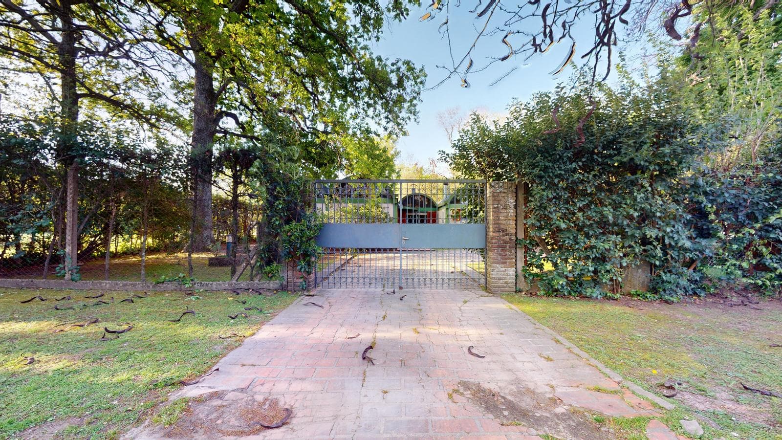 House for sale at 21-a and 453, City Bell. It has a 1,600 m² lot and 250 m² of floor space.