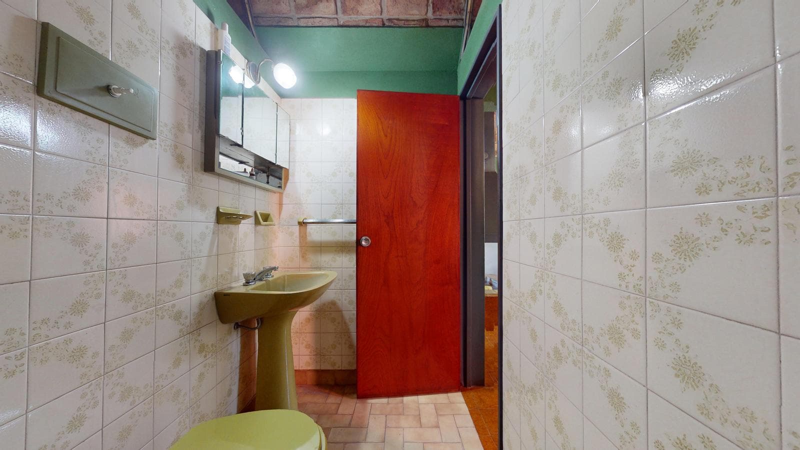 House for sale at 21-a and 453, City Bell. It has a 1,600 m² lot and 250 m² of floor space.