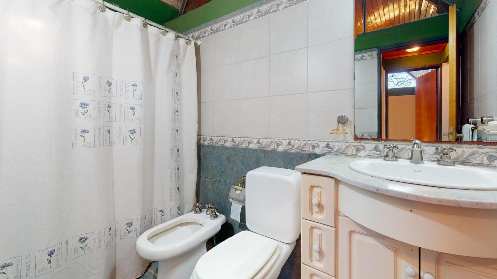 House for sale at 21-a and 453, City Bell. It has a 1,600 m² lot and 250 m² of floor space.