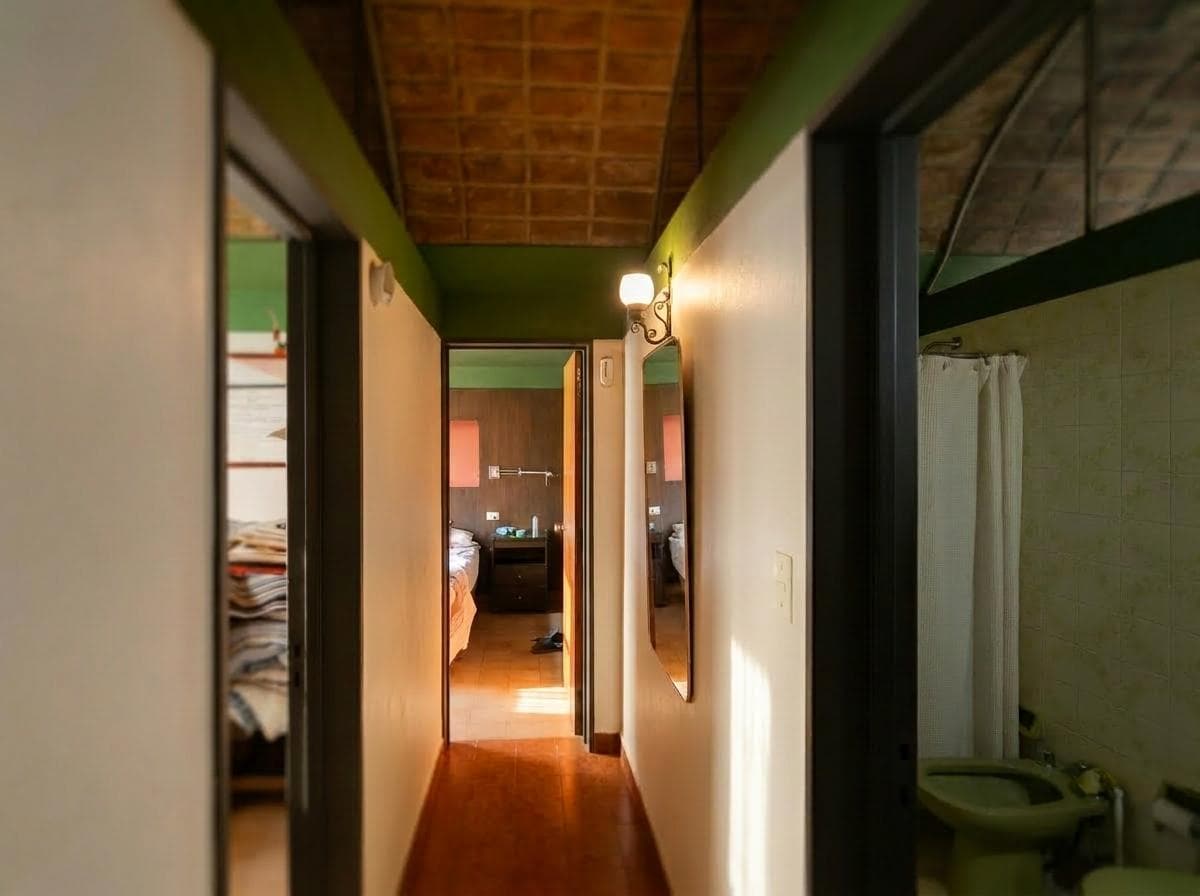 House for sale at 21-a and 453, City Bell. It has a 1,600 m² lot and 250 m² of floor space.