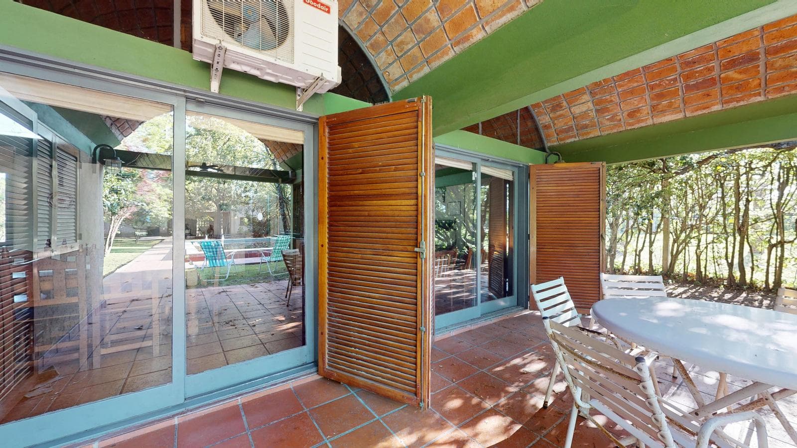 House for sale at 21-a and 453, City Bell. It has a 1,600 m² lot and 250 m² of floor space.