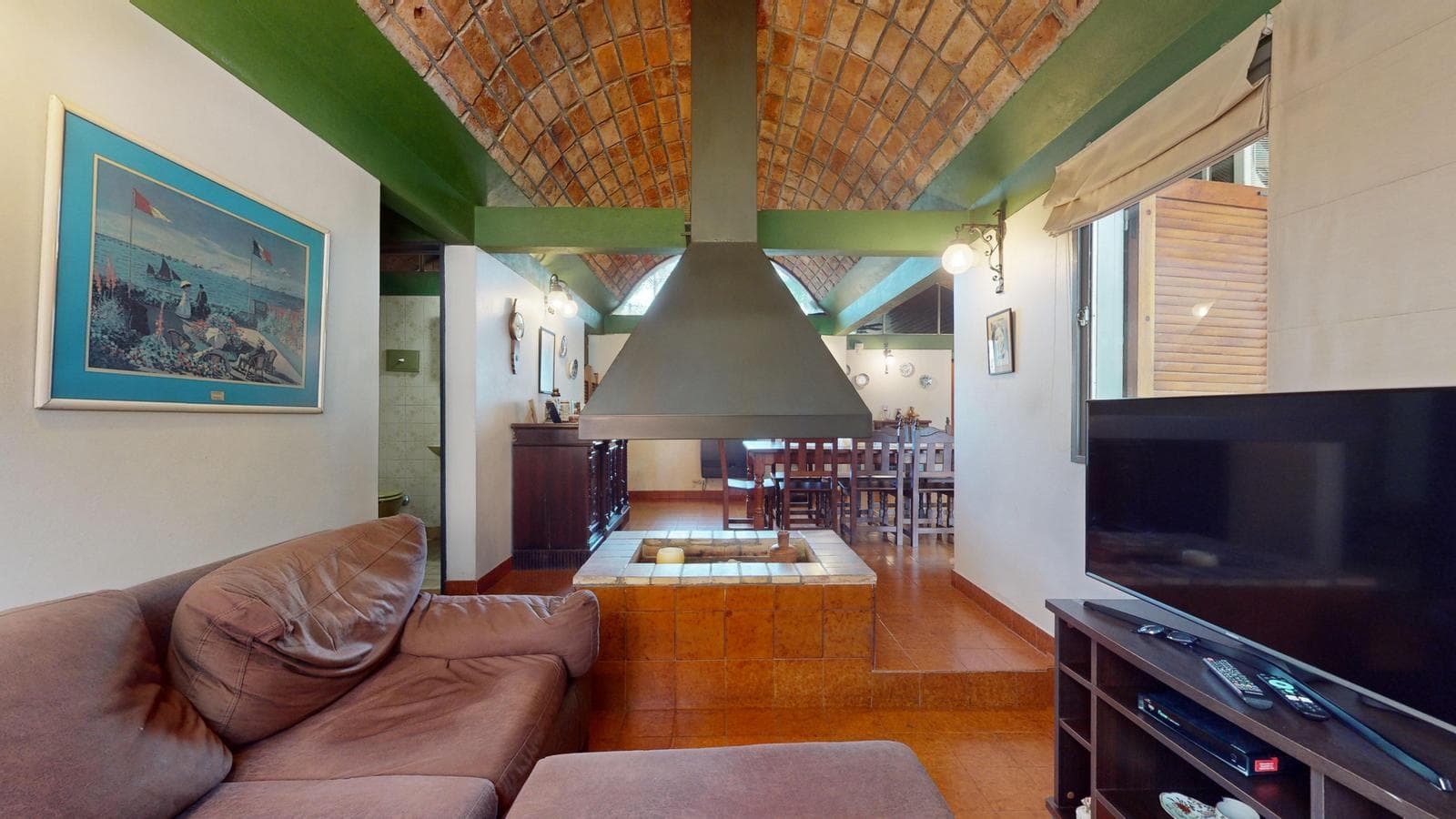 House for sale at 21-a and 453, City Bell. It has a 1,600 m² lot and 250 m² of floor space.