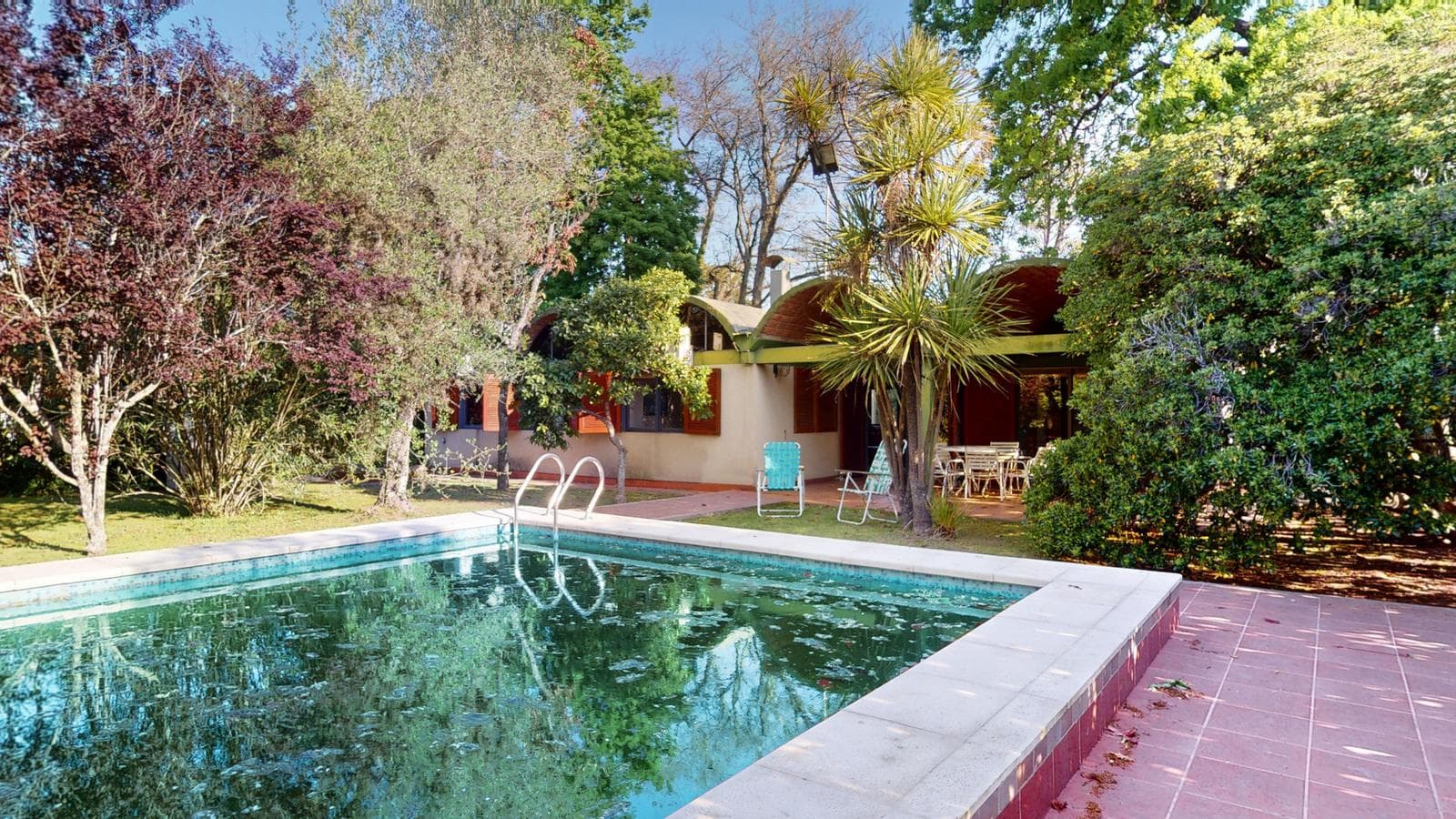 House for sale at 21-a and 453, City Bell. It has a 1,600 m² lot and 250 m² of floor space.