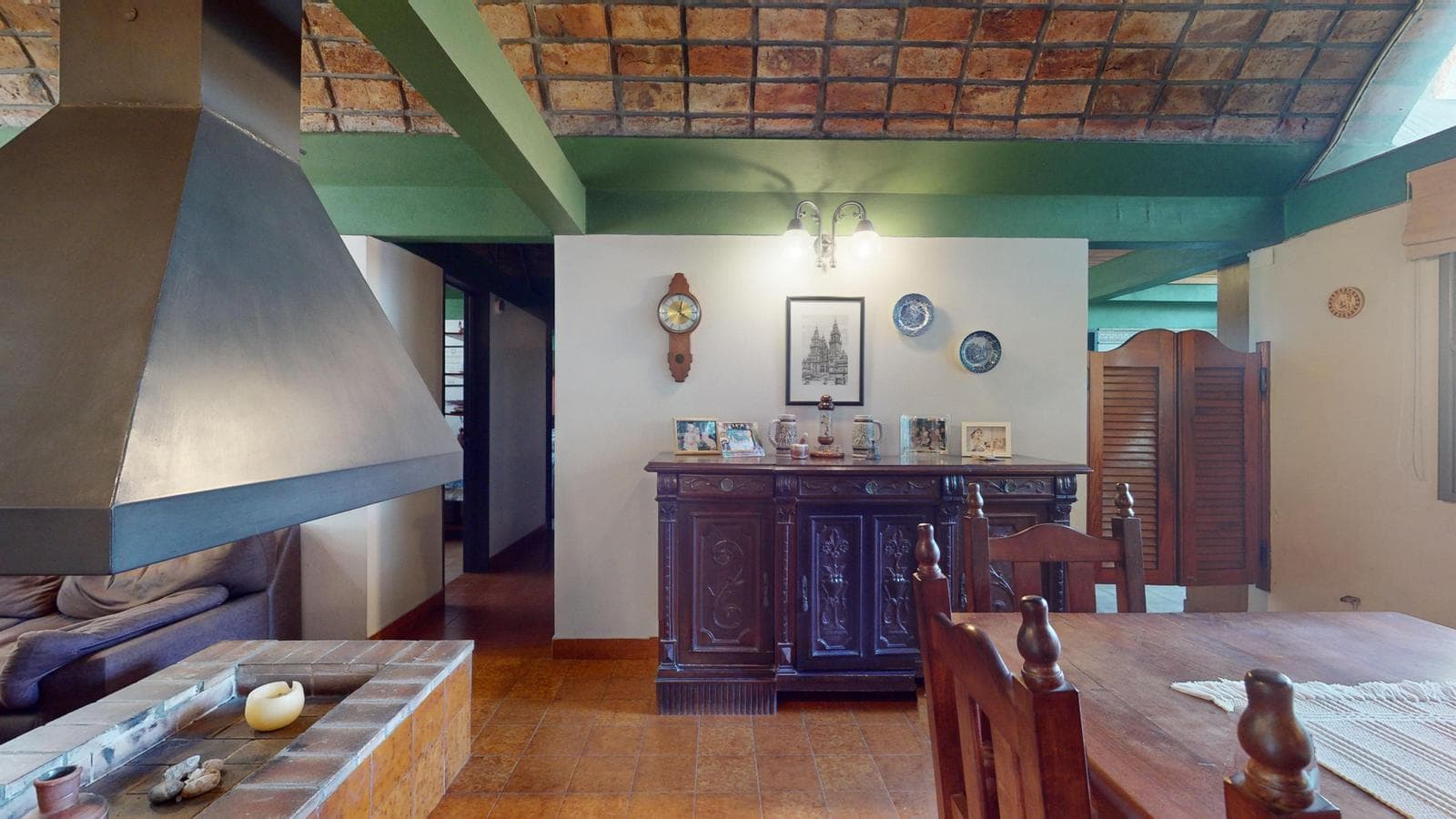 House for sale at 21-a and 453, City Bell. It has a 1,600 m² lot and 250 m² of floor space.