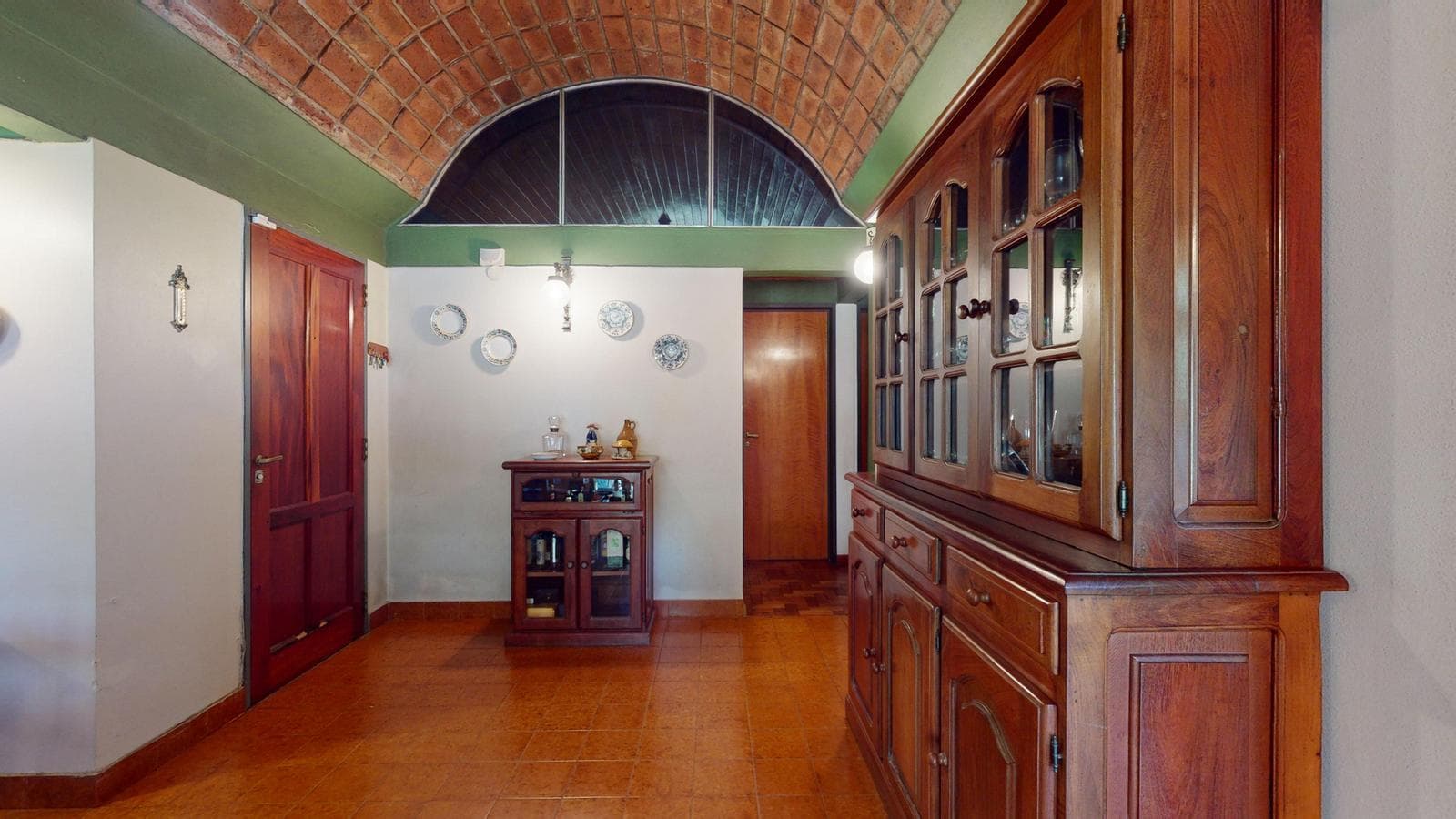 House for sale at 21-a and 453, City Bell. It has a 1,600 m² lot and 250 m² of floor space.