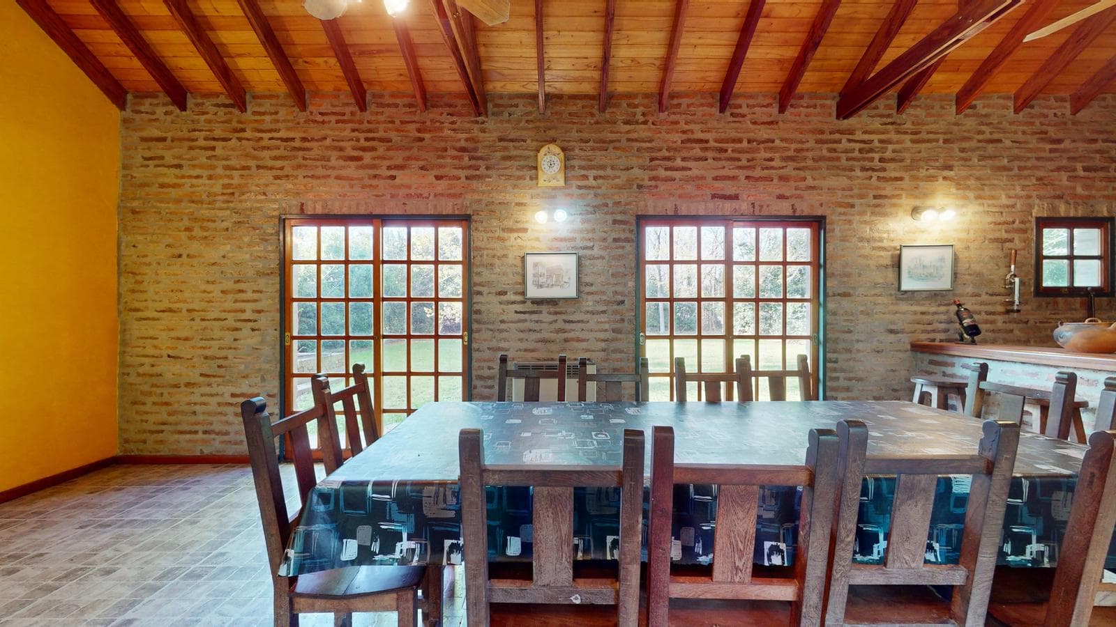 House for sale at 21-a and 453, City Bell. It has a 1,600 m² lot and 250 m² of floor space.