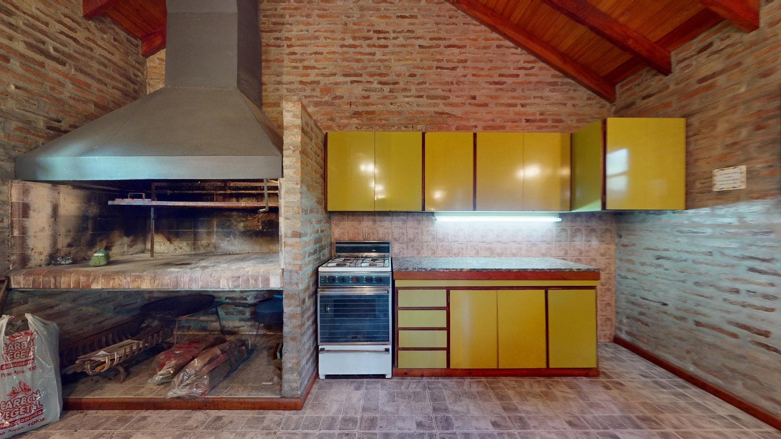 House for sale at 21-a and 453, City Bell. It has a 1,600 m² lot and 250 m² of floor space.