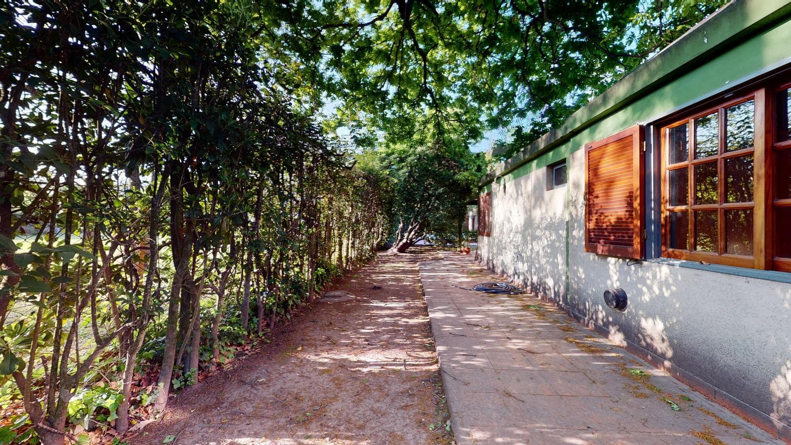 House for sale at 21-a and 453, City Bell. It has a 1,600 m² lot and 250 m² of floor space.
