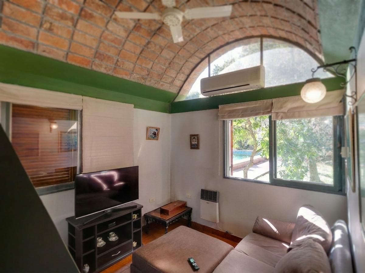 House for sale at 21-a and 453, City Bell. It has a 1,600 m² lot and 250 m² of floor space.