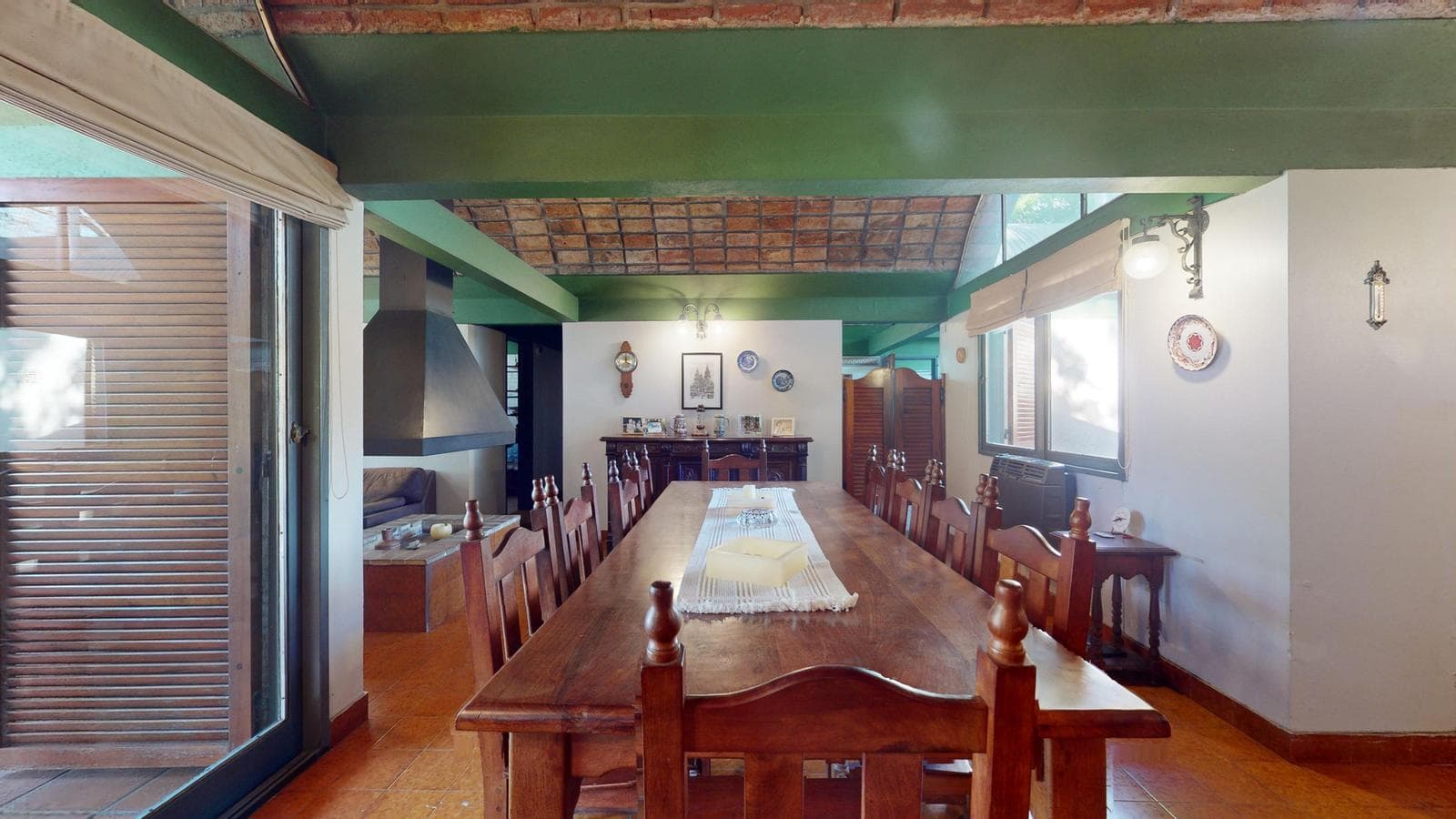 House for sale at 21-a and 453, City Bell. It has a 1,600 m² lot and 250 m² of floor space.