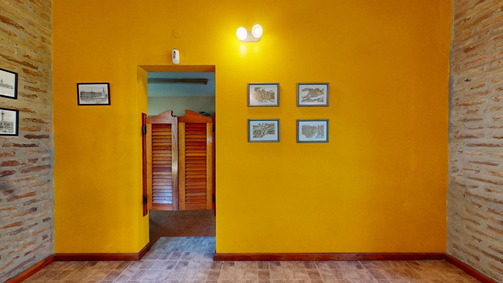 House for sale at 21-a and 453, City Bell. It has a 1,600 m² lot and 250 m² of floor space.