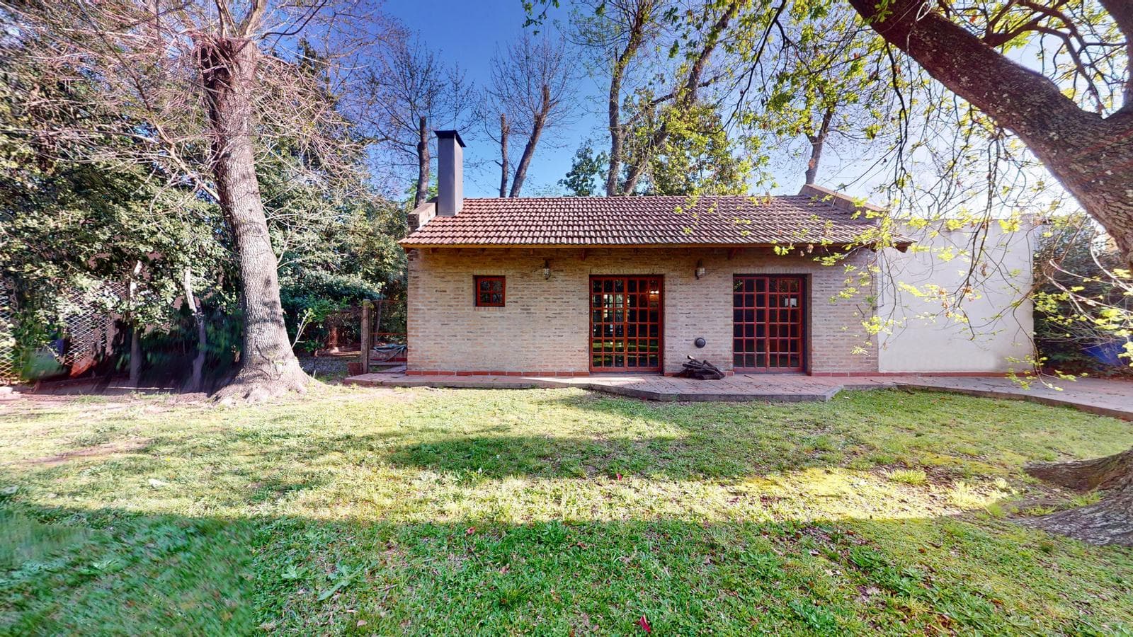 House for sale at 21-a and 453, City Bell. It has a 1,600 m² lot and 250 m² of floor space.