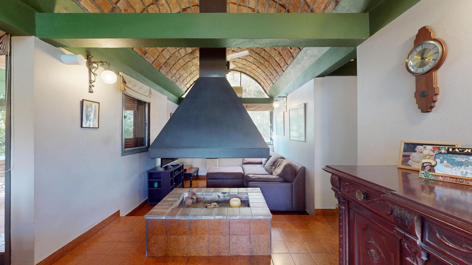 House for sale at 21-a and 453, City Bell. It has a 1,600 m² lot and 250 m² of floor space.