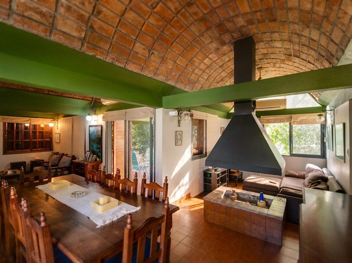House for sale at 21-a and 453, City Bell. It has a 1,600 m² lot and 250 m² of floor space.