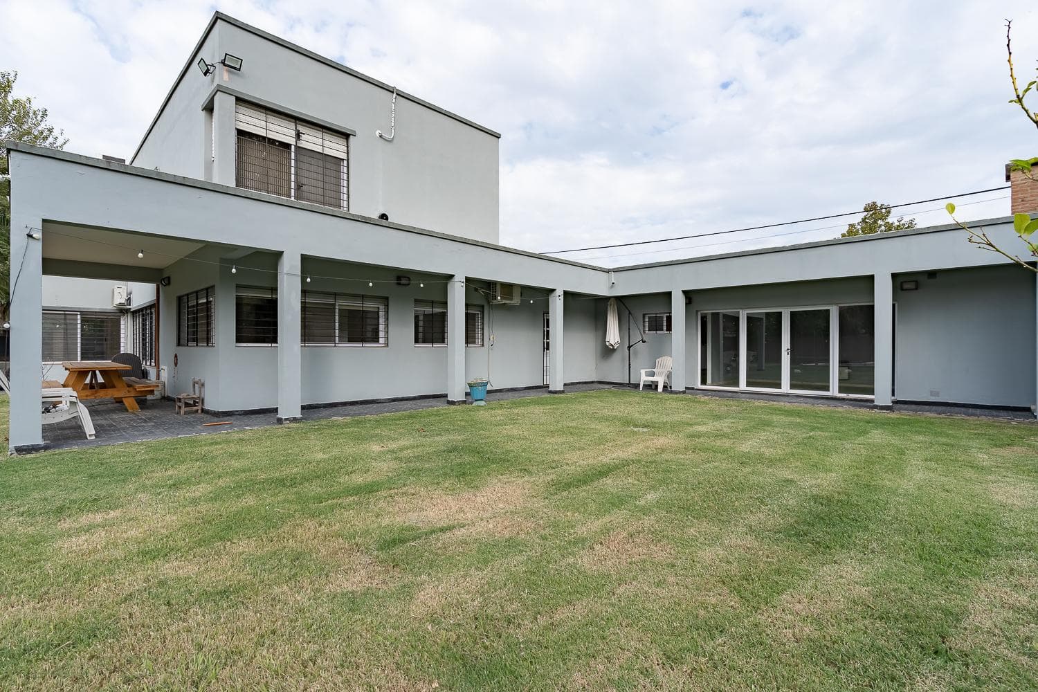 FOR SALE - 5-Bedroom House with Pool, Yard, and Porch - Funes.