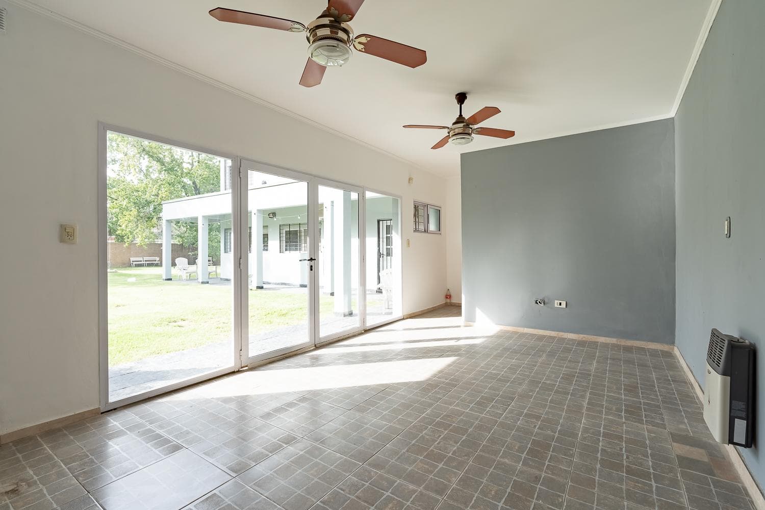 FOR SALE - 5-Bedroom House with Pool, Yard, and Porch - Funes.