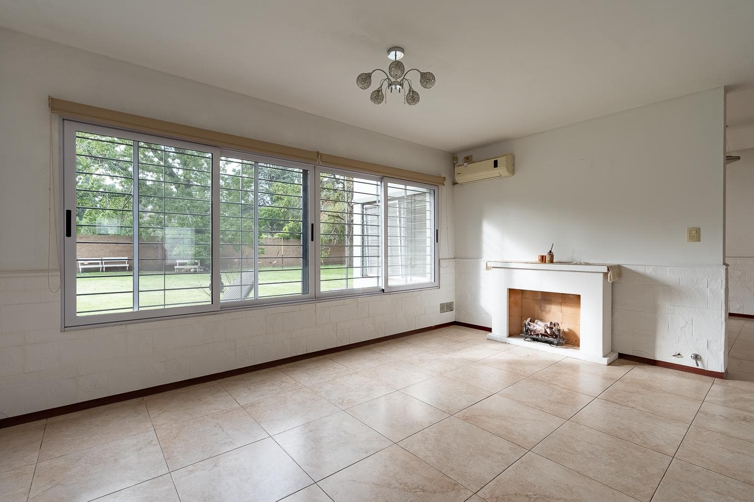 FOR SALE - 5-Bedroom House with Pool, Yard, and Porch - Funes.