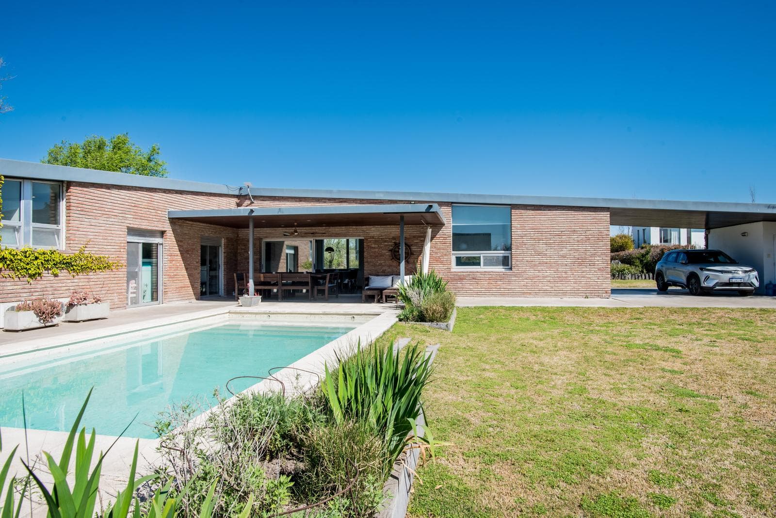 3-Bedroom House in Puerto Roldan with a Pool